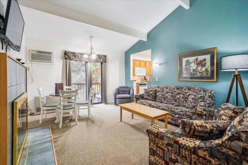 Cedarbrook Queen Suite 109