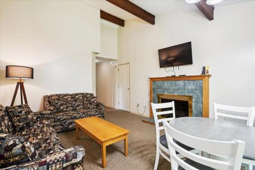 Cedarbrook Queen Suite 106