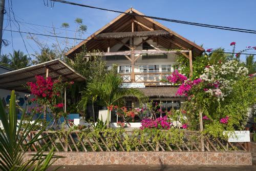 Serenity Luxurious Beachfront Villa & Spa with private Infinity Pool, 8 Guests