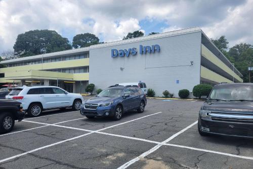 Days Inn by Wyndham Alexandria South - Best Hotels with Free Breakfast in Alexandria, VA