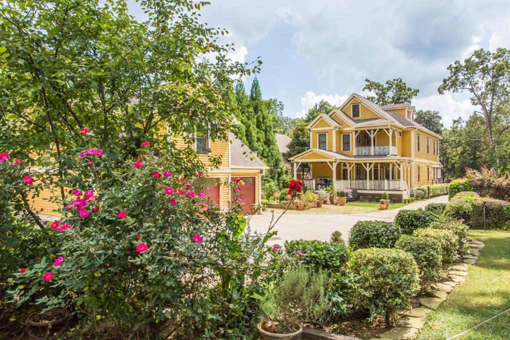 The Social Goat - Atlanta Hotels with Suites