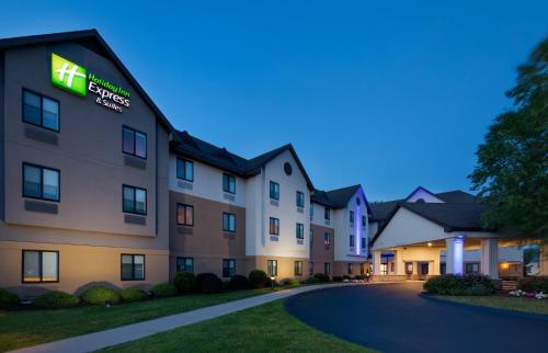 Holiday Inn Express & Suites Bradley Airport by IHG - Best Hotels with Airport Shuttle Service in Connecticut