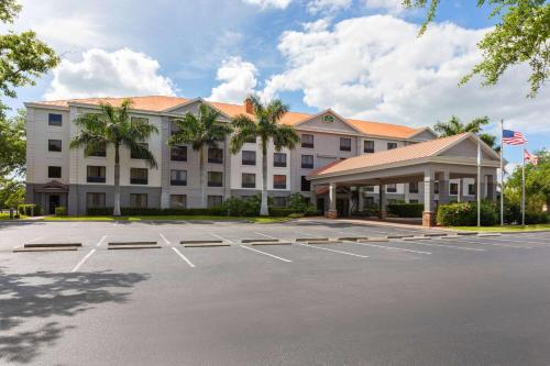La Quinta by Wyndham Bonita Springs Naples North - Best Hotels with Free Breakfast in Naples, FL