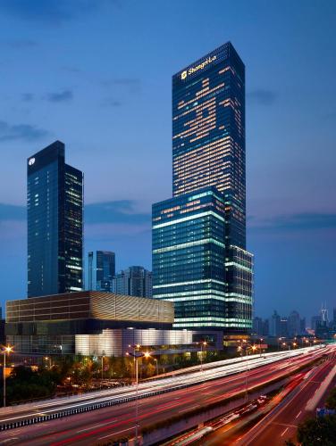 Jing An Shangri-La, Shanghai - sits centrally amid Puxi's iconic landmarks, uniquely positioned nearby Jing'an Temple - Best Hotels in Shanghai