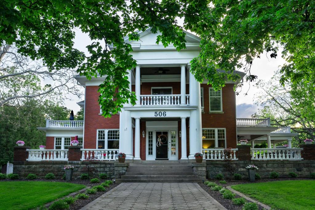 The Nordic Pineapple Bed and Breakfast - Best Hotels in Michigan