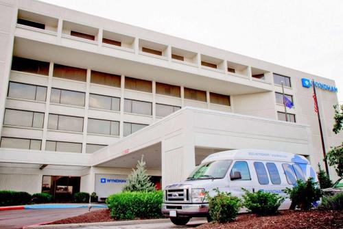 Wyndham Indianapolis Airport - Best Hotels with Airport Shuttle Service in Indianapolis, IN