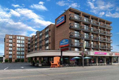 Howard Johnson Plaza by Wyndham by the Falls Niagara Falls - Best Pool Hotels in Niagara Falls