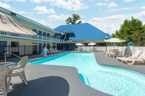 Days Inn by Wyndham Savannah Airport - Best Pool Hotels in Savannah, GA