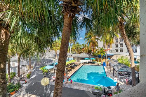 hotels with suites in Hollywood