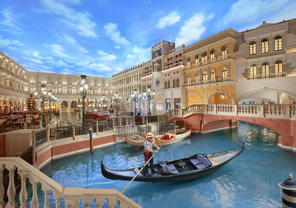 The Palazzo at The Venetian® - Las Vegas Hotels with Pools
