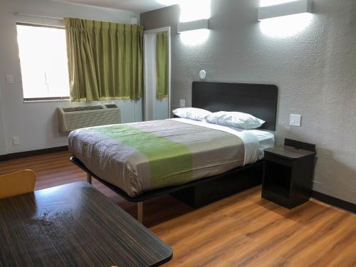 Studio 6 Wichita, KS - Airport - Best Pool Hotels in Wichita, KS
