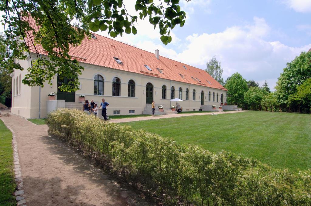 Kavaliershaus Schloß Blücher am Finckenersee - Family Hotels in Germany