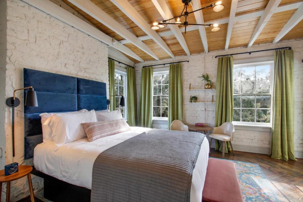 The Present Hotel - Best Hotels in Savannah