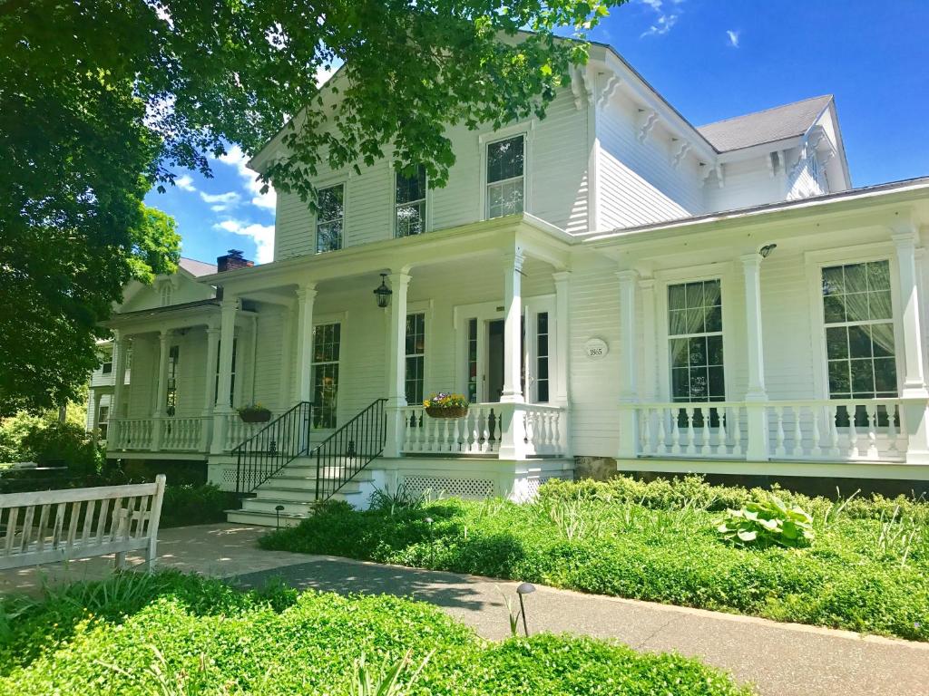 The Old Lyme Inn - Best Hotels in Connecticut