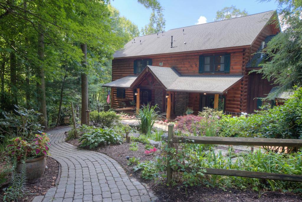 Lazy Bear Lodge - Best Hotels in North Carolina