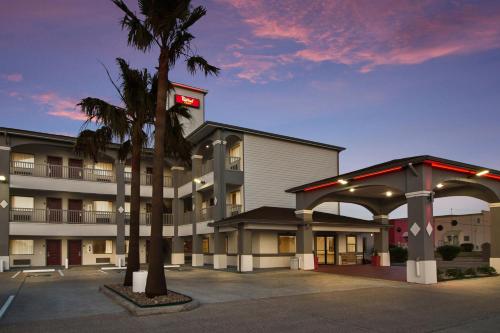 Red Roof Inn PLUS + Galveston - Beachfront - Best Pool Hotels in Galveston, TX