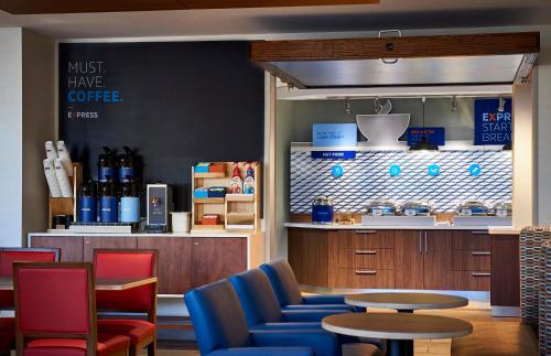 Holiday Inn Express & Suites - Madison West - Middleton, an IHG Hotel
