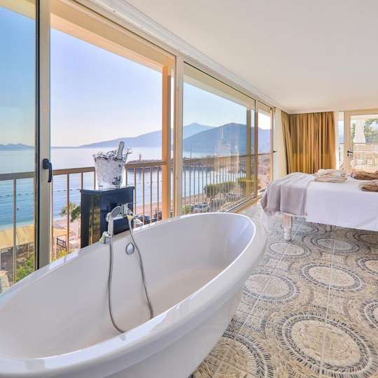 Pier House Hotel