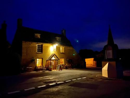 Royal Oak Ramsden - Best Hotels in Oxfordshire