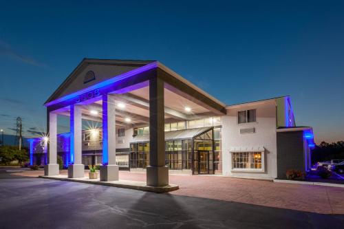 Days Inn by Wyndham Sandusky Cedar Point - Best Hotels with Free Breakfast in Sandusky, OH