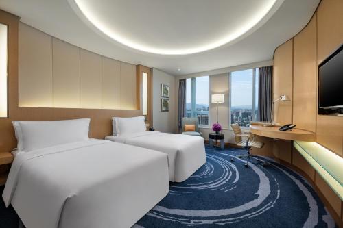 Crowne Plaza Shenzhen Futian, Near to Shenzhen Convention&Exhibition Centre, Shenzhen Stock Exchange and Shenzhen Civic Center, Outdoor Heated Pool