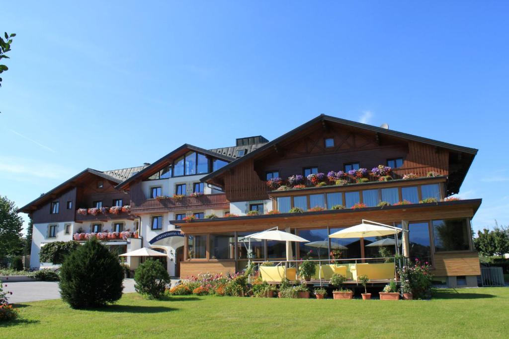 Airporthotel Salzburg - Hotel am Salzburg Airport - Best Pool Hotels in Salzburg