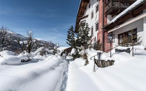Strasserwirt - Ansitz zu Tirol - Best Hotels in Tyrol