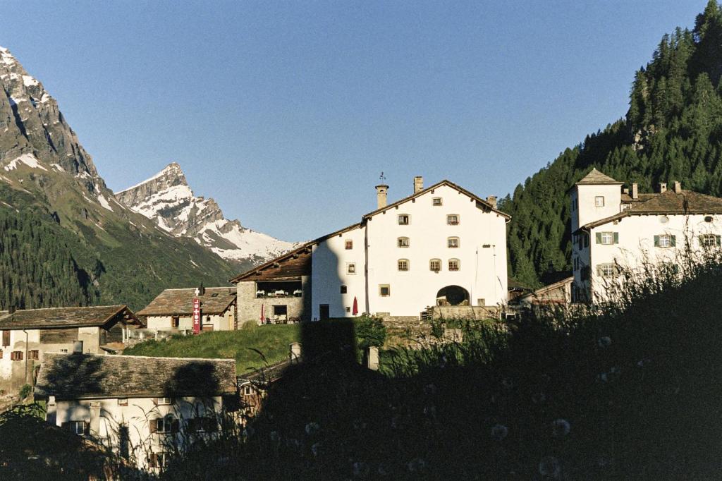 Hotel Weiss Kreuz - Best Hotels in Grisons