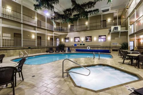 hotels with suites in Minot
