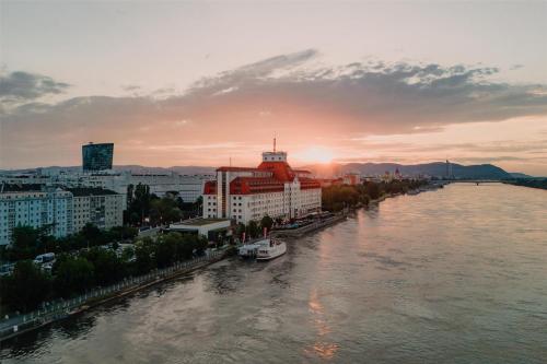 Hilton Vienna Waterfront - Best Pool Hotels in Vienna