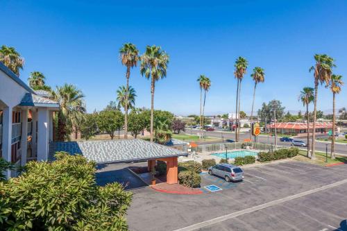 Super 8 by Wyndham Bakersfield/Central - Best Hotels with Free Breakfast in Bakersfield, CA