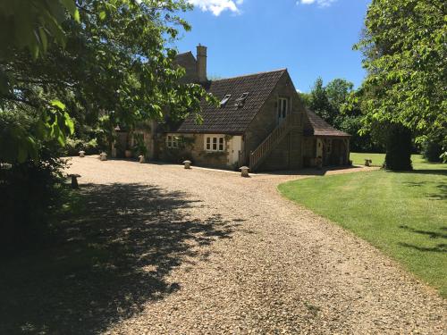 Great Ashley Farm Bed and Breakfast & Shepherds Huts - Best Hotels in Wiltshire