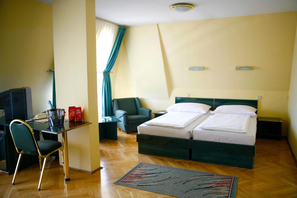 Hotel Bara Budapest - Best Hotels with Free Breakfast in Budapest