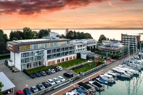 Hotel Yacht Wellness & Business - Best Family Hotels in Hungary