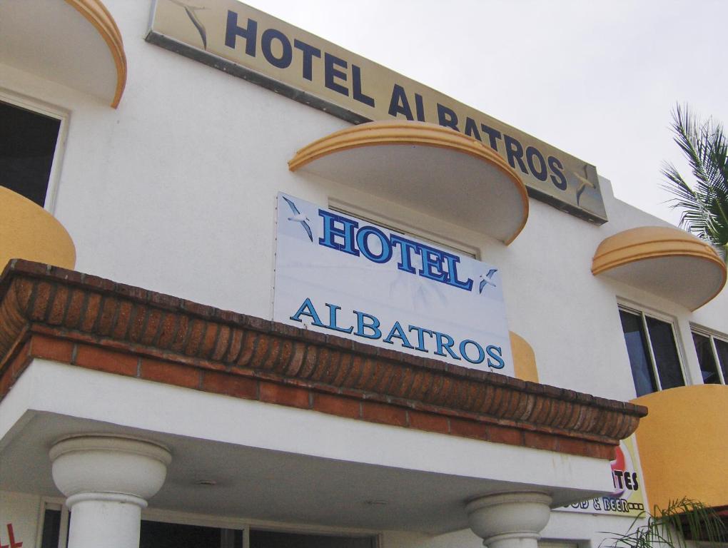 Hotel Albatros - Best Pool Hotels in Manzanillo