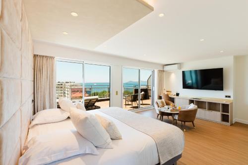 Hôtel Hélios - Best Pet-Friendly Hotels in Antibes