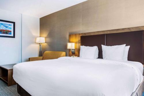 Quality Hotel Dorval Aeroport - Best Hotels with Airport Shuttle Service in Montreal