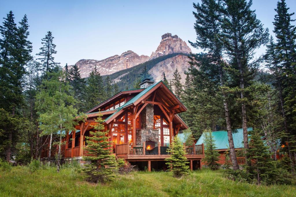 Cathedral Mountain Lodge - Best Hotels in Field