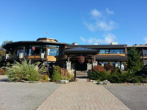Le Manoir du Lac Delage - Best Pool Hotels in Quebec