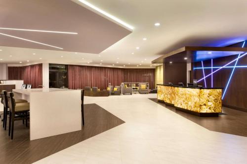DoubleTree by Hilton Hotel Toronto Airport West - Best DoubleTree by Hilton Hotels in Ontario