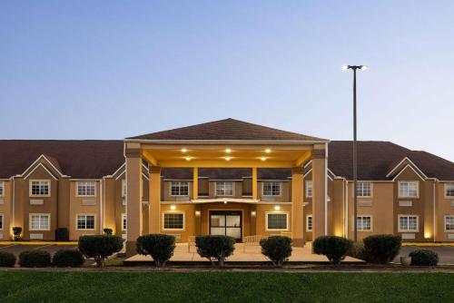 Days Inn by Wyndham Jackson Downtown - Best Parking Hotels in Jackson, MS