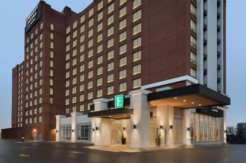 Embassy Suites By Hilton Toronto Airport - Best Hotels with Free Breakfast in Toronto