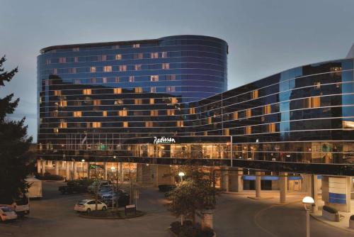 Radisson Hotel Vancouver Airport - Best Hotels with Airport Shuttle Service in Vancouver, Canada