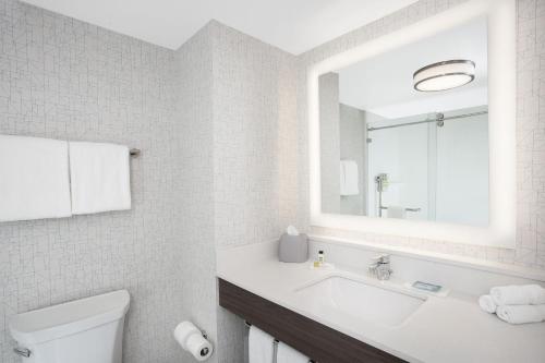 Holiday Inn Express Hotel & Suites Ottawa Airport by IHG - Best Hotels with Airport Shuttle Service in Ottawa