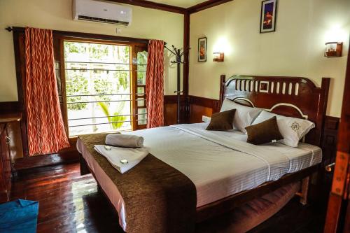 Grand Villa Houseboat