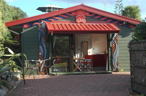 Moanarua Beach Cottage - Best Pool Hotels in New Zealand