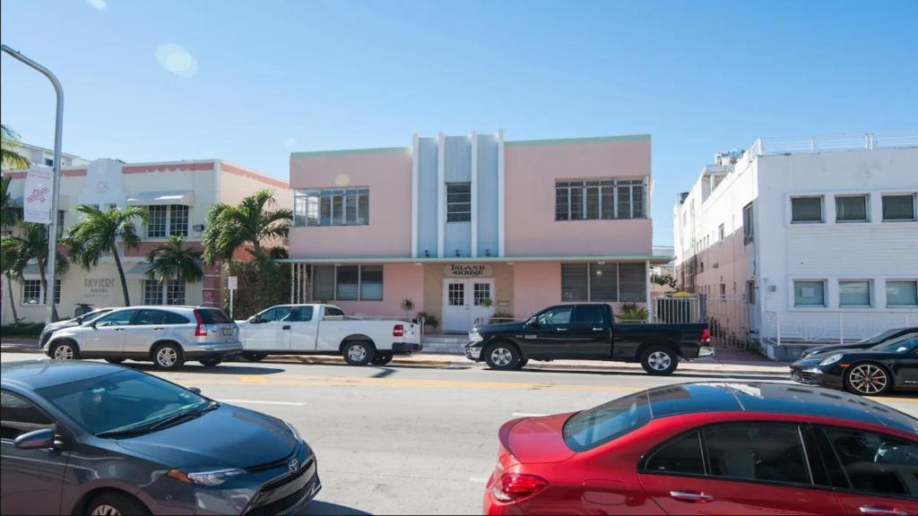 Island House South Beach - Best Hotels with Free Breakfast in Miami Beach, FL