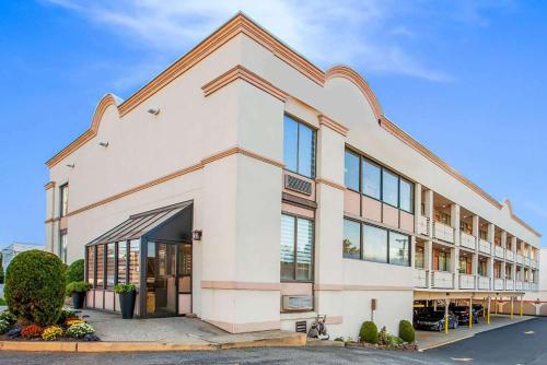 hotels with suites in Jersey City