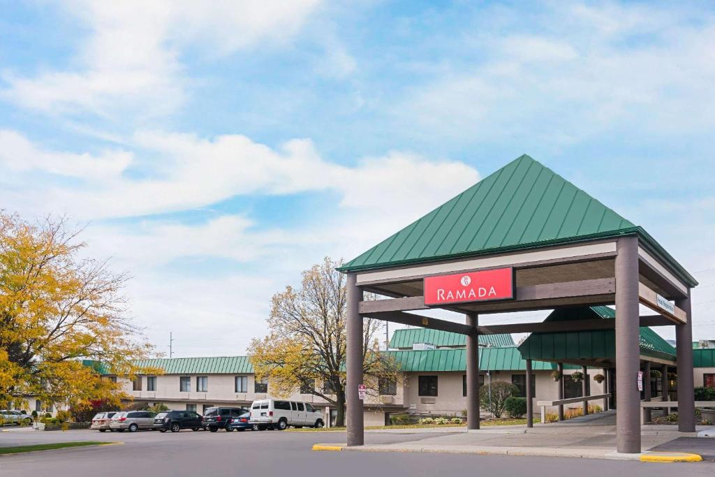 Ramada by Wyndham Plymouth Hotel & Conference Center - Best Pool Hotels in South Dakota