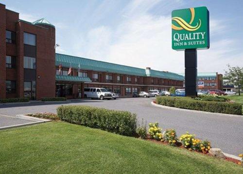 Quality Inn & Suites PE Trudeau Airport - Best Hotels with Airport Shuttle Service in Montreal